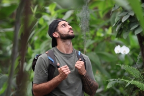 背包旅行络腮胡帅哥图片